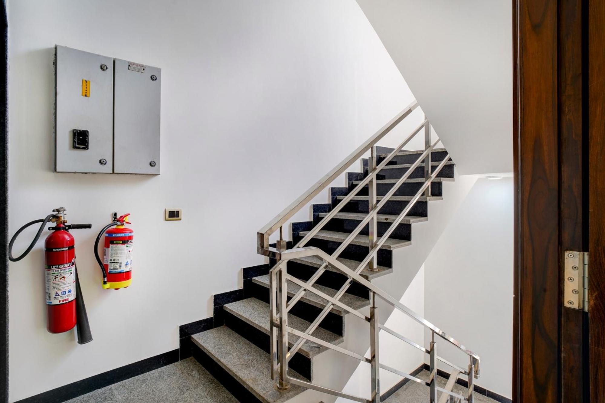 Treebo Corporate Inn ノイダ エクステリア 写真